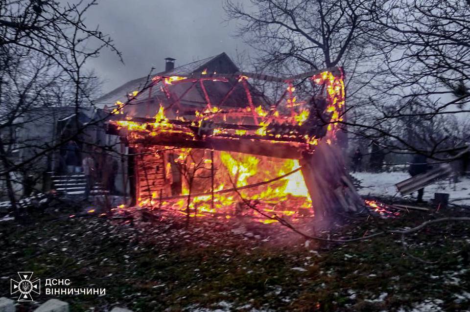 Складна доба для ДСНС: на Вінниччині горіли будинки, авто й зерносушарка