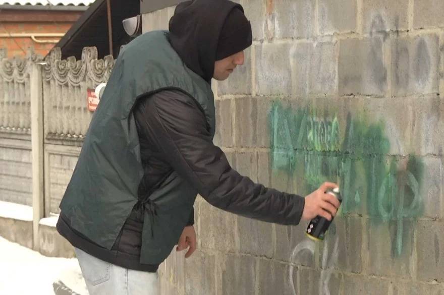 Активісти та поліція очищали Вінницю від реклами наркотиків 