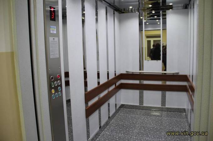 У Вінницькій центральній районній лікарні встановлено ліфт для підйому лежачих хворих
