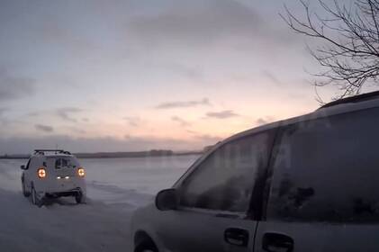 Патрульні врятували авто зі снігового полону на трасі у Хмільницькому районі (відео)