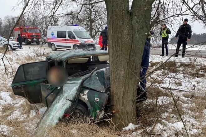 Слідчі розслідують причини смертельної ДТП, у якій загинула пасажирка авто