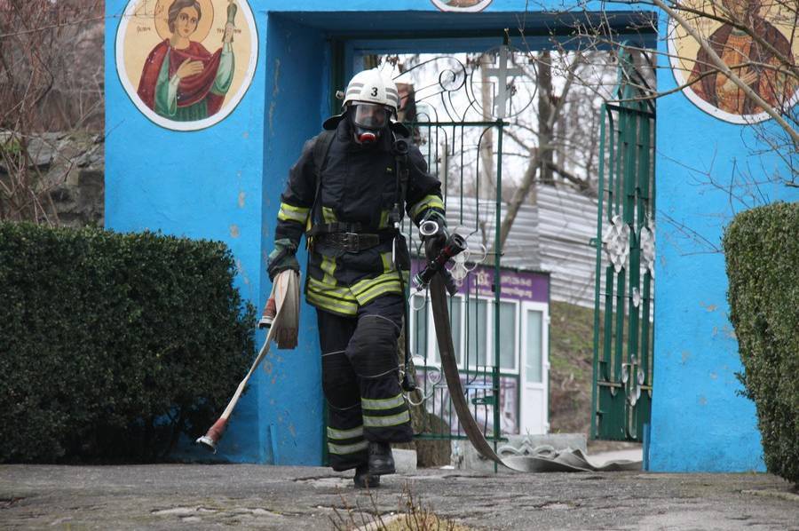 Вінницькі рятувальники ліквідували умовну пожежу у найстарішому храмі
