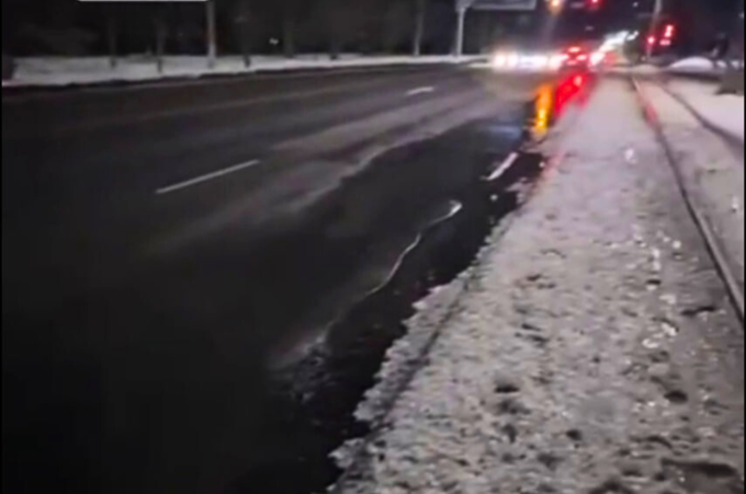 Нічна аварія у Вінниці: комунальники терміново ремонтують магістральний водогін