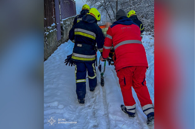 Негода ускладнила роботу «швидкої» в Тульчині: пацієнта несли на ношах майже 500 метрів
