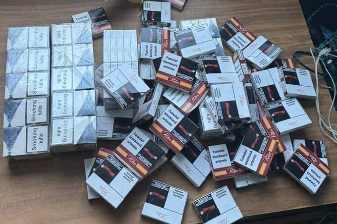 По 50 пачок на кожній нозі: вінницькі митники викрили спробу контрабанди сигарет