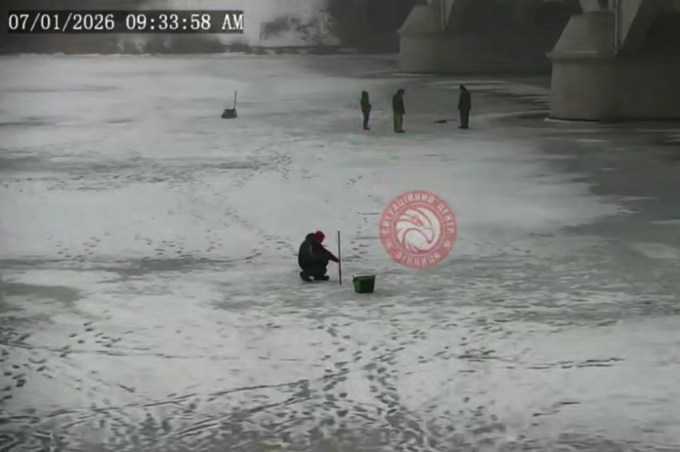 У Вінниці камери зафіксували масовий вихід рибалок на лід (відео)