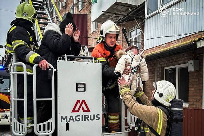 Вогонь охопив під’їзд: у Вінниці з палаючого будинку врятували дітей