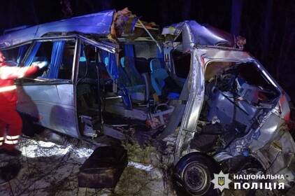 Смертельна ДТП поблизу Немирова: у зіткненні мікроавтобуса і вантажівки загинула дівчина
