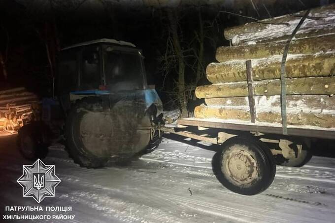У Хмільницькому районі затримали водія трактора з деревиною без документів