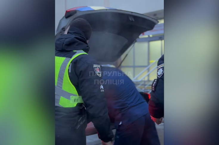 Кожна хвилина — вирішальна: у Вінниці патрульні супроводили донорське серце до лікарні (відео)