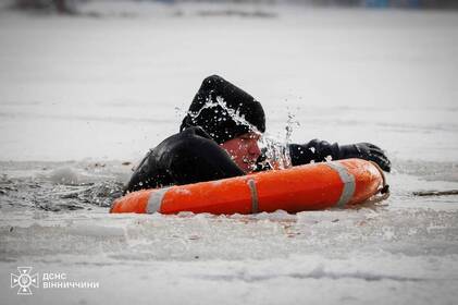 Рятувальники показали, як врятувати людину з-під криги і не загинути самому (відео)