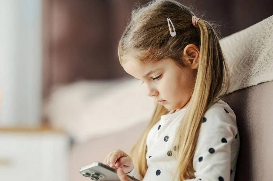 У Запоріжжі 4-річна дівчинка самостійно викликала «швидку» для непритомної мами