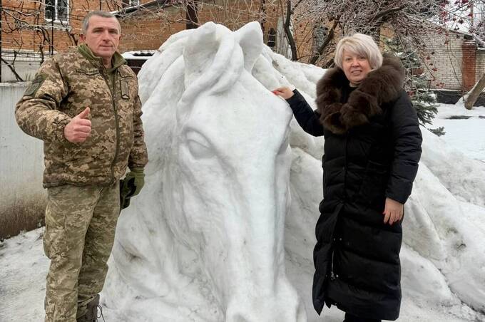 Посеред зими у Гайсині з’явився велетенський сніговий кінь, який став місцевою родзинкою