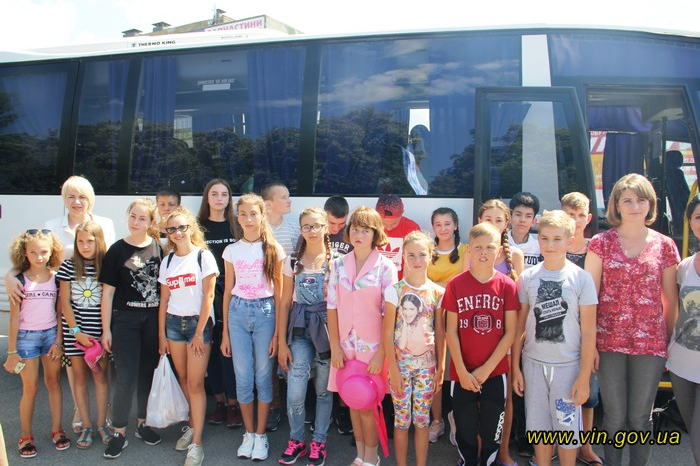 20 дітей, батьки яких загинули на Сході України, вирушили на відпочинок до Польщі