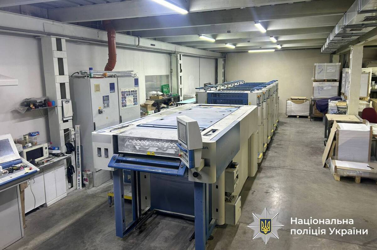 Друкував без дозволів і продавав: у Вінниці підозрюють чоловіка у підробці марок «Укрпошти»