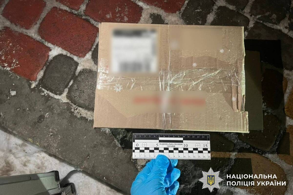 Амфетамін «під виглядом посилки»: у Вінниці затримали чоловіка біля поштомата
