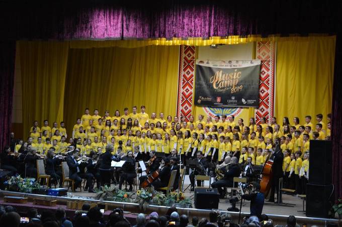 Хоровий спів у 150 дитячих голосів під супровід «Аркати». У Вінниці підбили підсумки «Music Camp International»