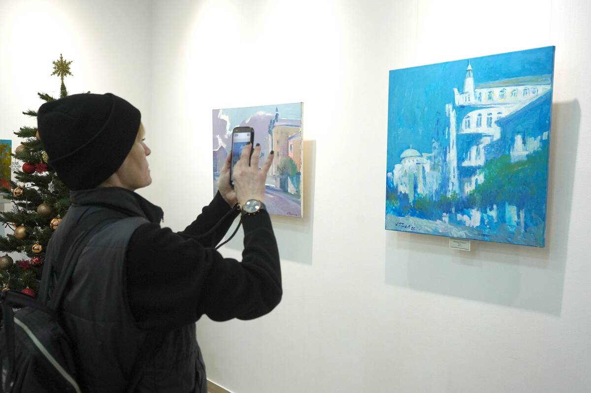 Картини, які завершуються на очах: у Вінниці відкрили виставку з «процесом наживо»