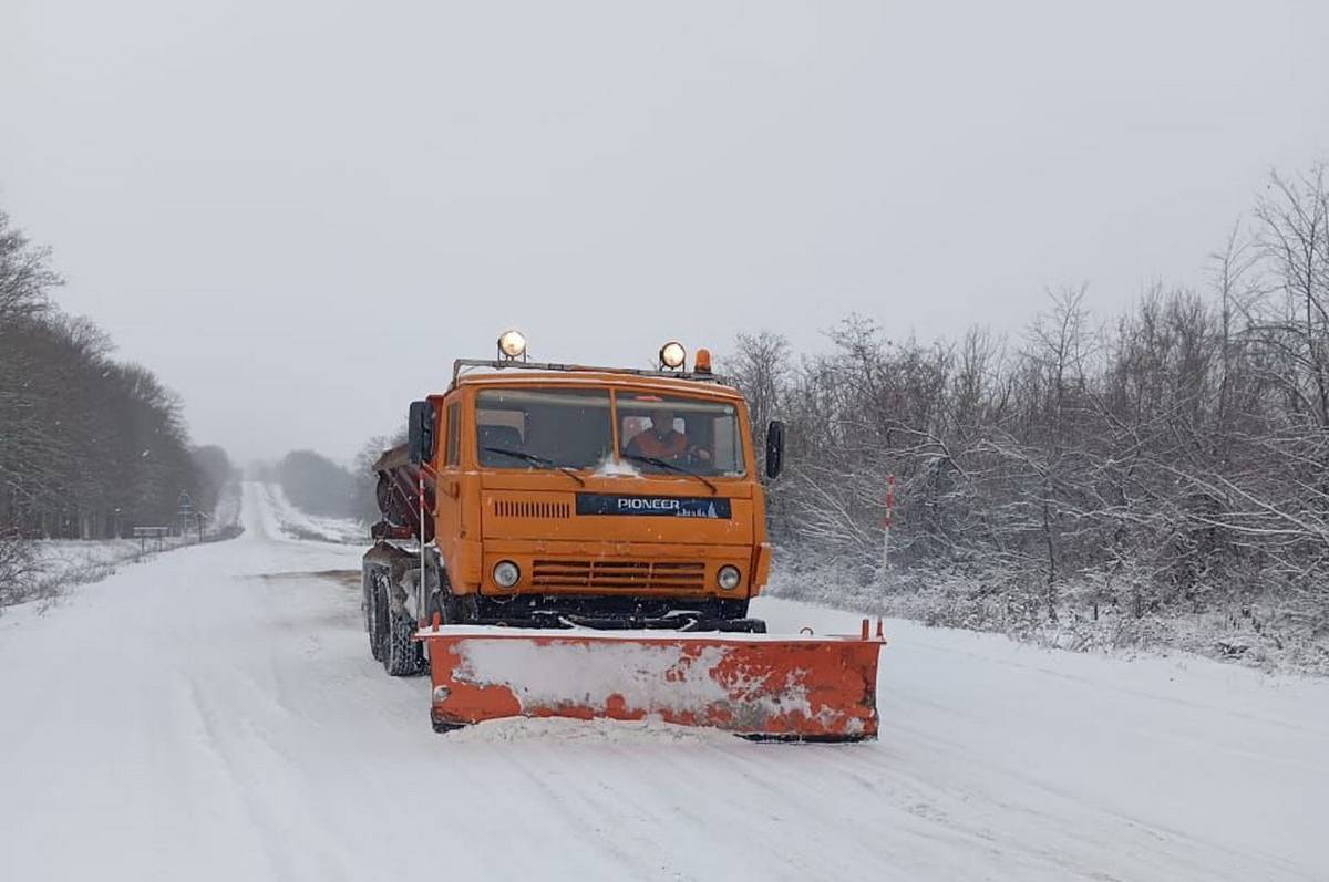 Дорожники забезпечили проїзд засніженими автошляхами Вінниччини