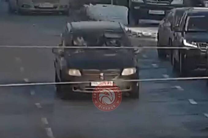 Відео з перехрестя: у Вінниці Mercedes протаранив Nissan і втік