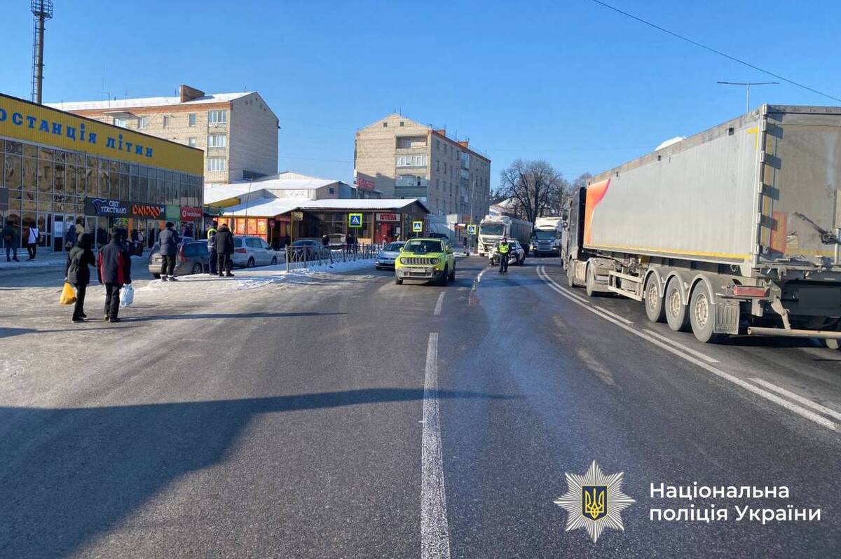 Аварія зі службовим авто поліції сталася у Літині: травмувався правоохоронець