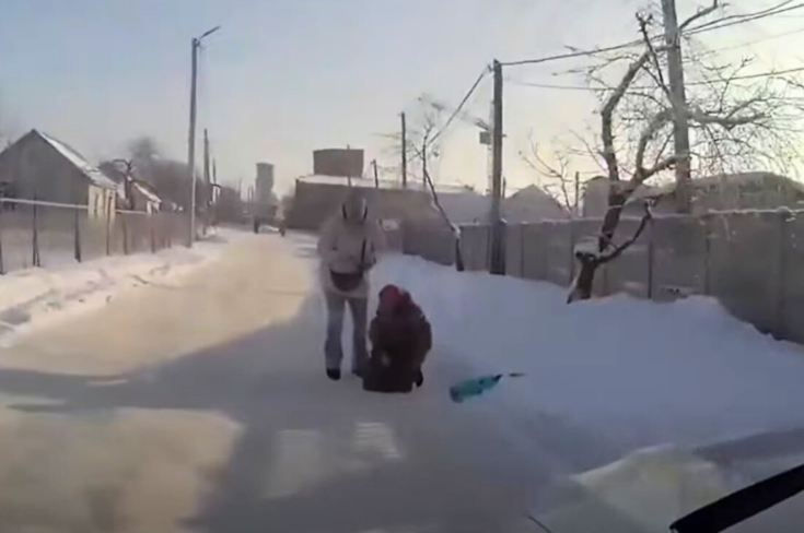 Лежала просто на дорозі: у Козятині патрульні допомогли травмованій бабусі (відео)