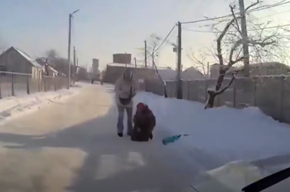 Лежала просто на дорозі: у Козятині патрульні допомогли травмованій бабусі (відео)