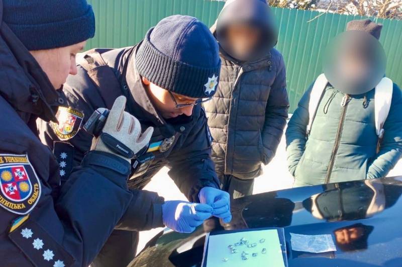 Планував продати амфетамін: у чоловіка на Вінниччині вилучили 18 згортків з наркотиками