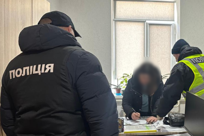 Службовицю ТЦК підозрюють у вимаганні 190 тис грн «відкату» за допомогу родині загиблого воїна 