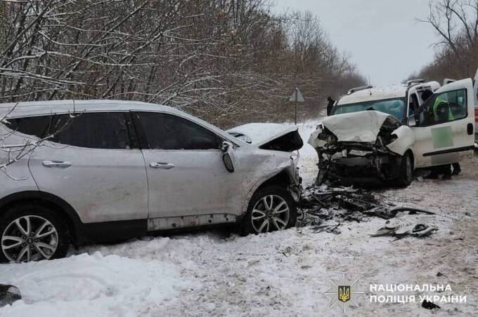 У Могилів-Подільському районі зіткнулися два легковики: один з водіїв загинув