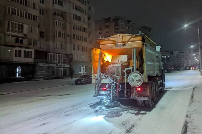 Вінницю розчищають від снігу цілодобово: 32 спецмашини та сотні працівників на вулицях і у дворах
