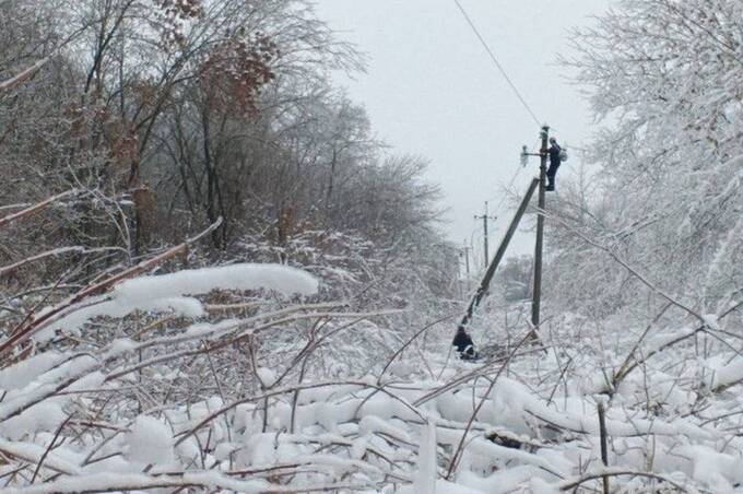 Через обледеніння енергетики Вінниччини працюють у посиленому режимі (фото)