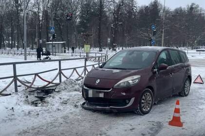 На перехресті у Вінниці водій Renault врізався в металеву огорожу (відео)