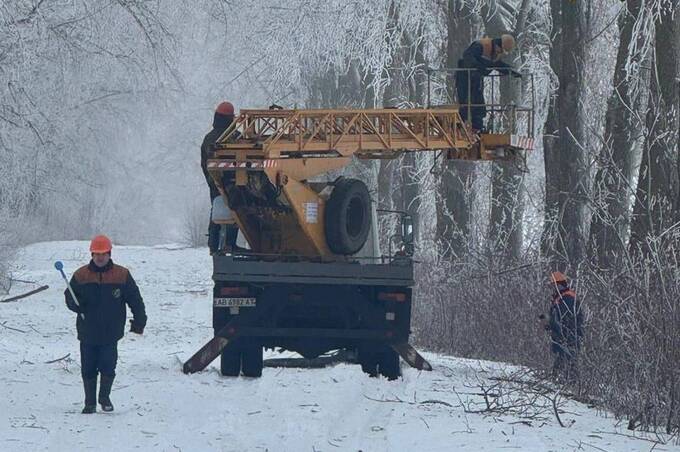 Повалені дерева й обірвані лінії: що відбувається з електромережами Вінниччини