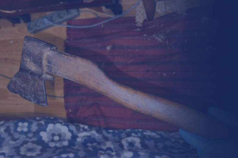 У Могилеві-Подільському 77-річний чоловік із сокирою напав на дружину та пасинка