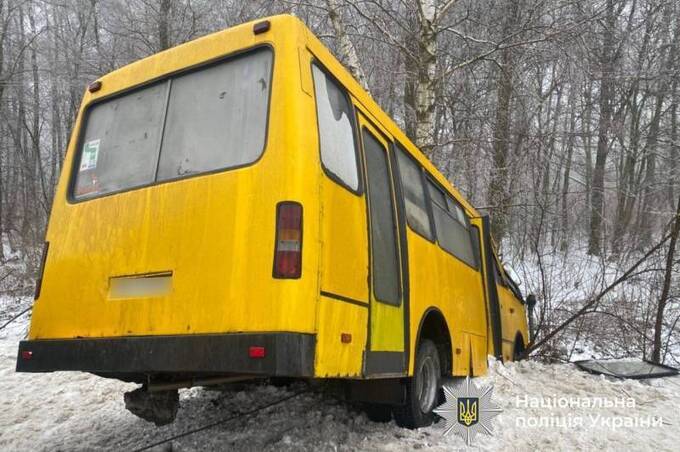 Рейсовий автобус вилетів у кювет на Вінниччині: що відомо про постраждалих