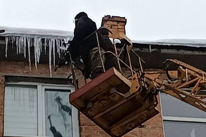 Понад 30 виїздів за кілька днів: у Вінниці очищають дахи від бурульок