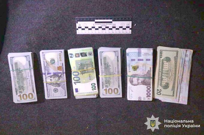 Шахраї під виглядом правоохоронців видурили у пенсіонерки з Вінниччини понад 1,8 млн грн