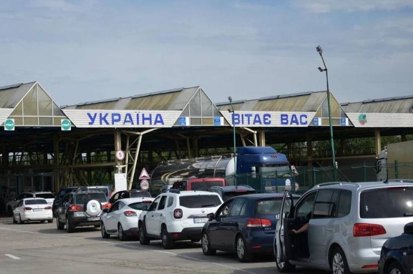 Рух транспорту на кордоні України та Молдови тимчасово обмежено