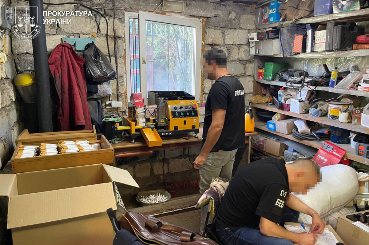 Виготовляли сигарети кустарно і збували на ринках: на Вінниччині судитимуть організовану групу