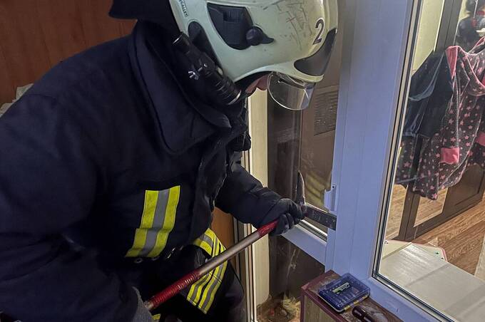 Малюк зачинив маму на балконі, а пенсіонерка не виходила на зв’язок: як рятувальники допомагали вінничанам