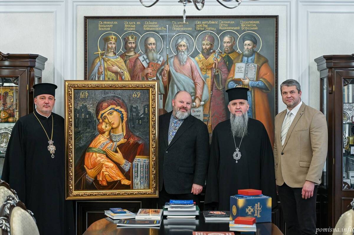 Художник з Вінниччини Володимир Козюк подарував ікону Митрополиту Епіфанію
