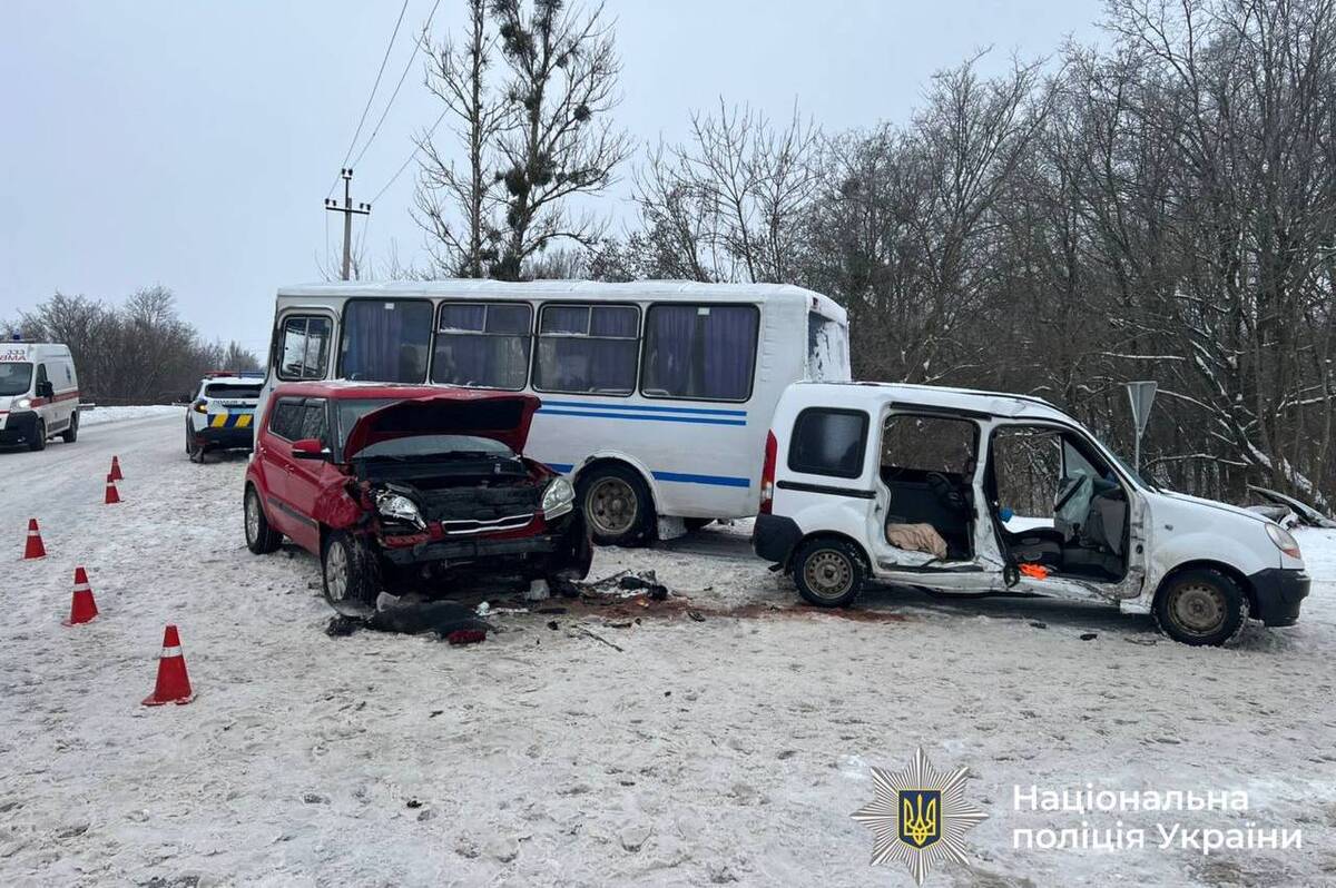 Поблизу Северинівки зіткнулися два авто та автобус: є постраждалі
