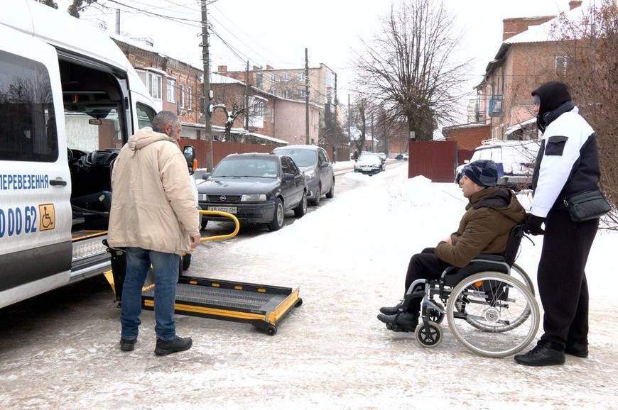 Соціальне таксі у Вінниці: як безкоштовно замовити спецтранспорт для людей на кріслах колісних