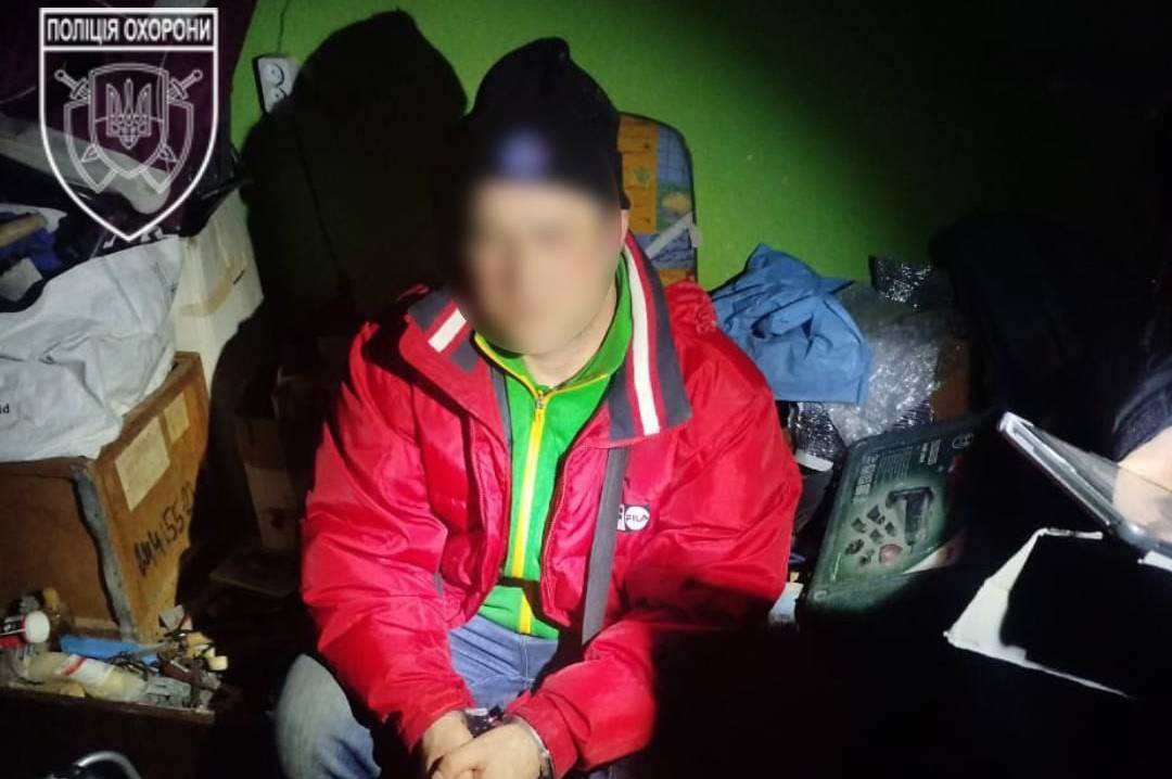 У Вінницьких Хуторах затримали чоловіка, який проник до приватного будинку