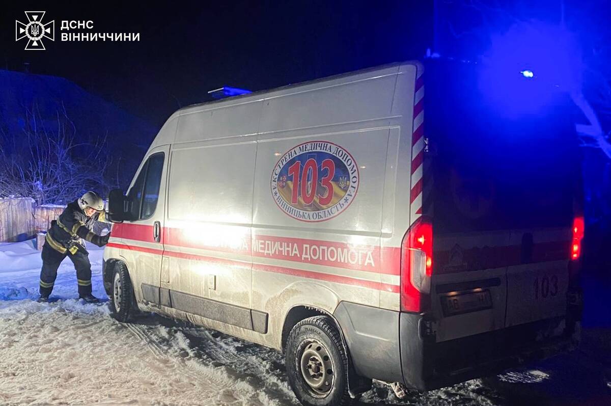 Рятувальники Вінниччини тричі за добу визволяли автомобілі швидкої зі снігових пасток