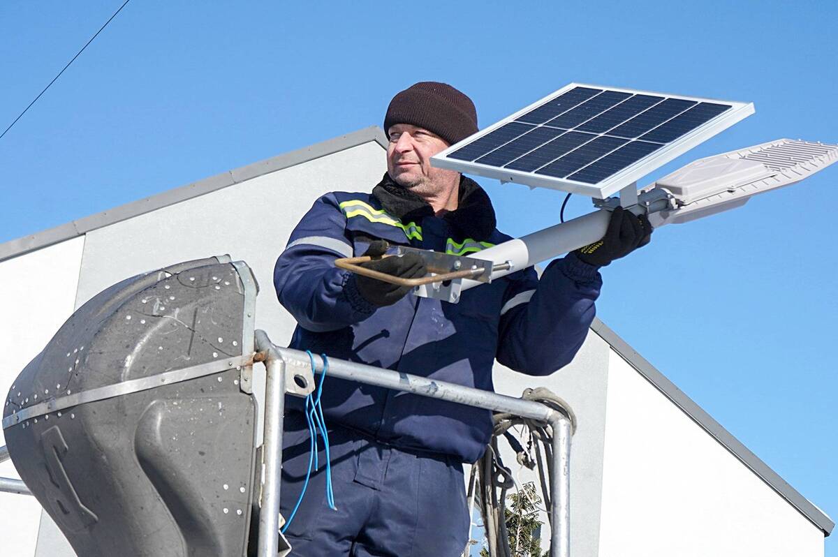 Світло без графіків та відключень: у старостинських округах Вінниці встановлюють автономні ліхтарі