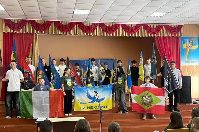У вінницькому ліцеї №29 відзначили школярів-волонтерів центру «Ти не один»