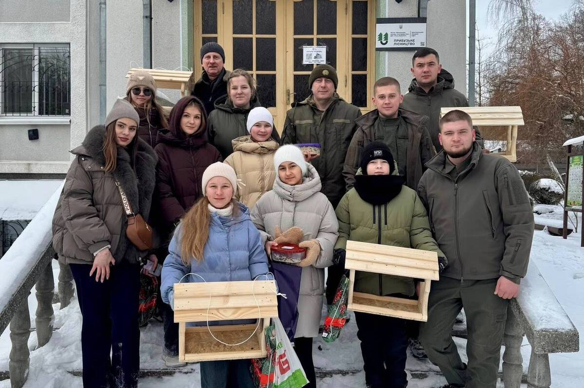 Ланцюжок добра: як лісівники та школярі допомагають птахам пережити морози (фото)