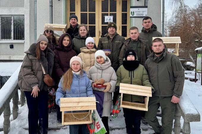 Ланцюжок добра: як лісівники та школярі допомагають птахам пережити морози (фото)